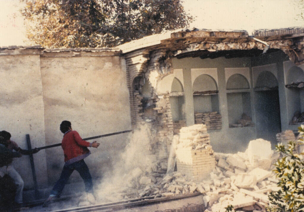 تخریب خانه سید‌ علی‌محمد باب در کوچه شمشیر‌گرهای شیراز ۱۸ آبان ۱۳۵۸