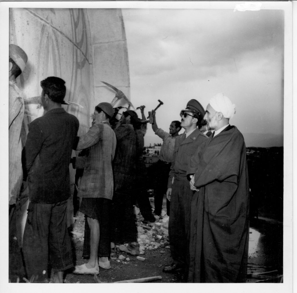 حجت‌الاسلام فلسفی و سرهنگ حریری در حال نظارت بر تخریب گنبد حظیرةالقدس تهران